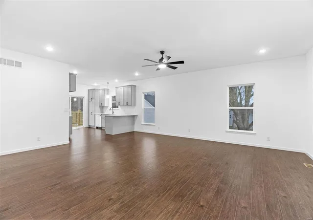 Photo 3 of Single Family Residence at 6 Redbud Cir, Jonesburg, MO 63351 | MLS# MIS24061959 | | Sold on 2025-04-03
