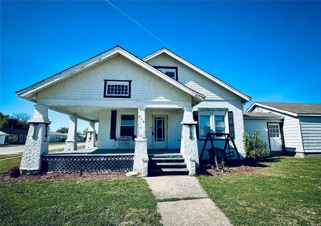 Photo 1 of Single Family Residence at 219 S Davis St, Monroe City, MO 63456 | MLS# MIS24062438 | | Sold on 2025-01-10