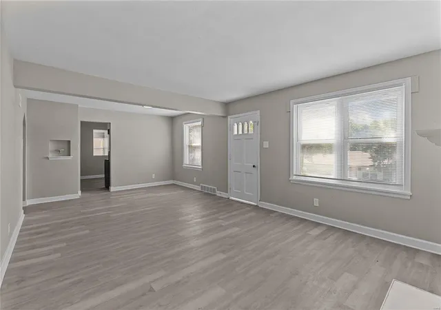 Photo 4 of Single Family Residence at 7125 Farley Ave, Saint Louis, MO 63121 | MLS# MIS24062920 | | Sold on 2025-02-24