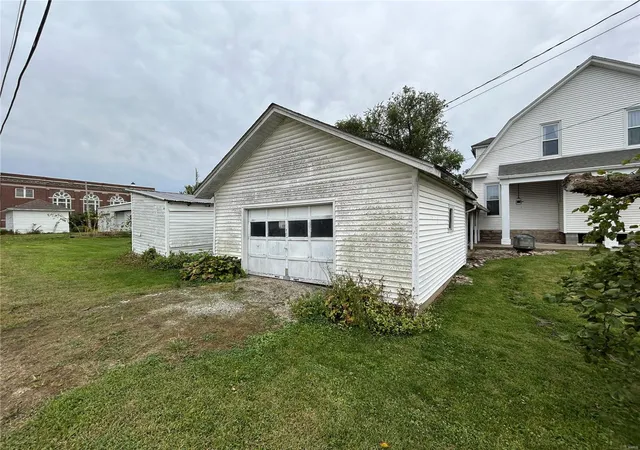 Photo 4 of Single Family Residence at 414 W Caldwell St, Paris, MO 65275 | MLS# MIS24062991 | | Sold on 2025-04-11