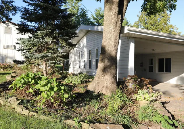 Photo 5 of Single Family Residence at 519 E Bean Ave, Puxico, MO 63960 | MLS# MIS24063070 | | Sold on 2025-04-25