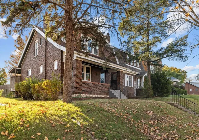 Photo 4 of Single Family Residence at 3918 Meramec St, Saint Louis, MO 63116 | MLS# MIS24063230 | | Sold on 2024-12-23
