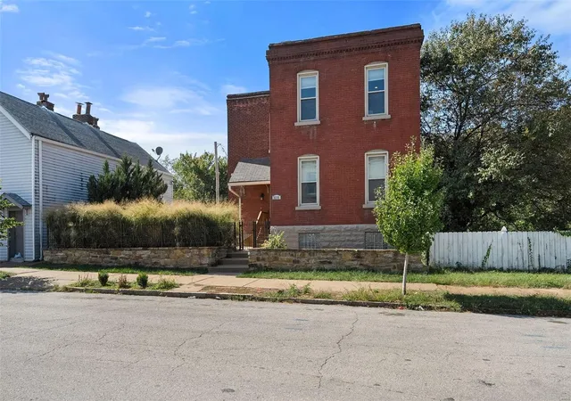 Photo 3 of Single Family Residence at 3235 Missouri Ave, Saint Louis, MO 63118 | MLS# MIS24063589 | | Sold on 2025-04-08