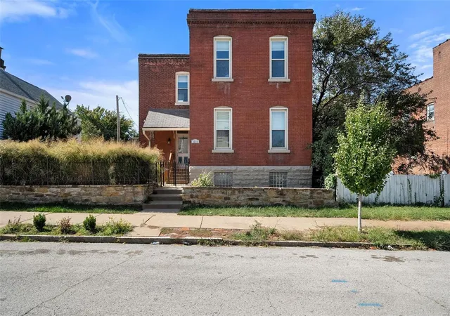 Photo 4 of Single Family Residence at 3235 Missouri Ave, Saint Louis, MO 63118 | MLS# MIS24063589 | | Sold on 2025-04-08
