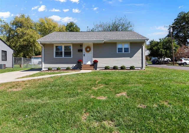 Single Family Residence at 1118 Sanders Dr, Saint Louis, MO 63126 | MLS# MIS24063829 | | Sold on 2025-01-16