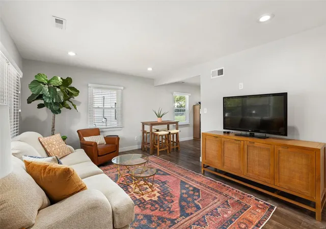 Photo 2 of Single Family Residence at 1118 Sanders Dr, Saint Louis, MO 63126 | MLS# MIS24063829 | | Sold on 2025-01-16