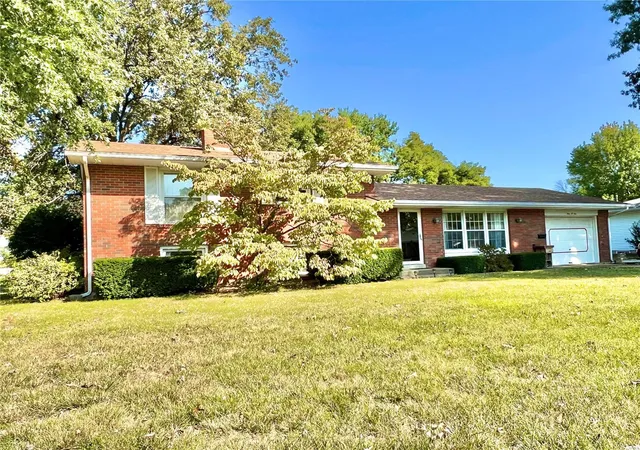 Photo 5 of Single Family Residence at 309 E Spinsby St, Montgomery City, MO 63361 | MLS# MIS24064334 | | Sold on 2025-03-21