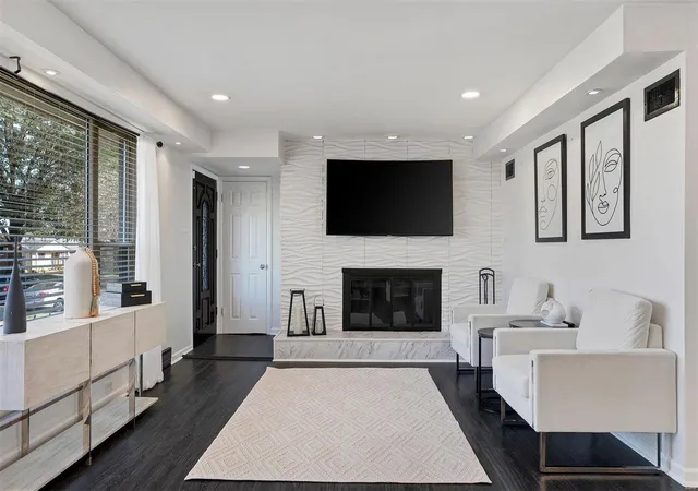 Photo 4 of Single Family Residence at 4014 Seibert Ave, Saint Louis, MO 63123 | MLS# MIS24064616 |  | Sold on 2025-02-10
