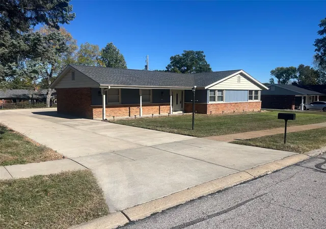 Single Family Residence at 5109 Towne Centre, Saint Louis, MO 63128 | MLS# MIS24064939 | | Sold on 2025-03-24