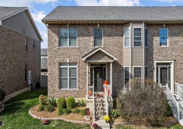 Photo 1 of Townhouse at 548 Queens Court Pl, Saint Peters, MO 63376 | MLS# MIS24065014 |  | Sold on 2025-03-11