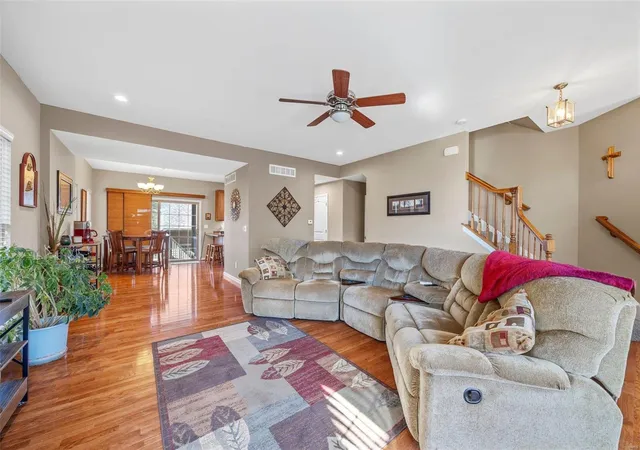 Photo 2 of Townhouse at 548 Queens Court Pl, Saint Peters, MO 63376 | MLS# MIS24065014 |  | Sold on 2025-03-11