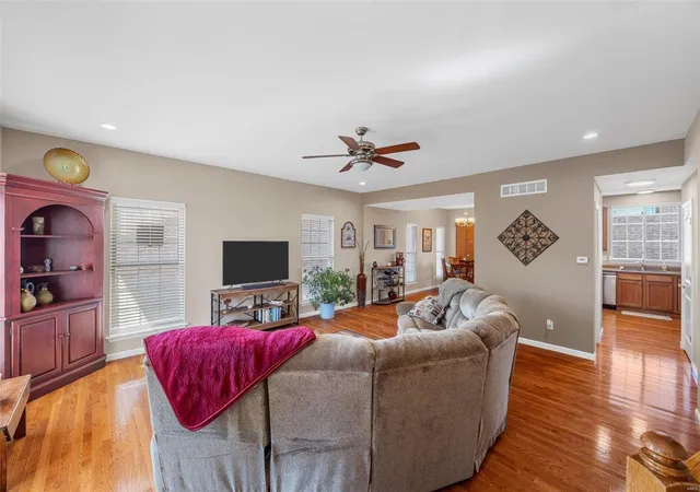 Photo 4 of Townhouse at 548 Queens Court Pl, Saint Peters, MO 63376 | MLS# MIS24065014 |  | Sold on 2025-03-11