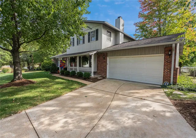 Photo 1 of Single Family Residence at 9379 Manoroak Dr, Saint Louis, MO 63126 | MLS# MIS24065066 | | Sold on 2024-12-19