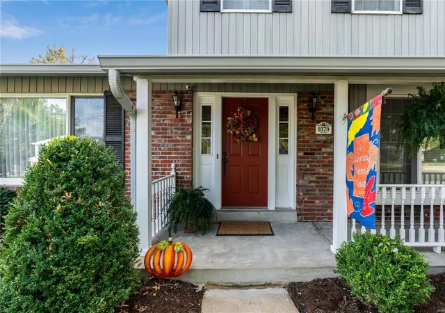 Photo 4 of Single Family Residence at 9379 Manoroak Dr, Saint Louis, MO 63126 | MLS# MIS24065066 | | Sold on 2024-12-19