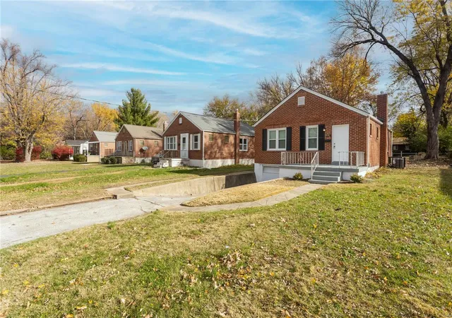 Photo 2 of Single Family Residence at 3526 Calvert Ave, Saint Louis, MO 63114 | MLS# MIS24065262 | | Sold on 2025-02-14