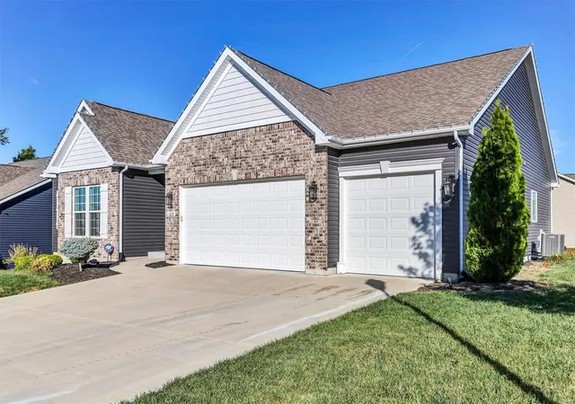Photo 4 of Single Family Residence at 103 Brookfield Crossing Dr, Lake Saint Louis, MO 63367 | MLS# MIS24065410 | | Sold on 2024-12-19