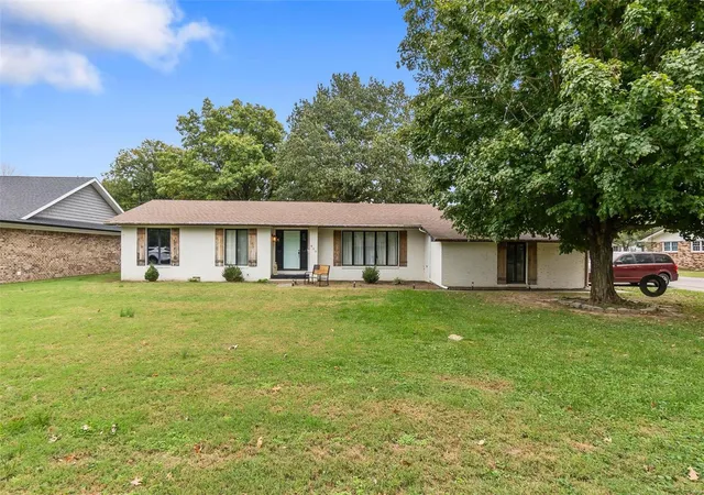 Photo 1 of Single Family Residence at 420 Medler St, Bernie, MO 63822 | MLS# MIS24065465 | | Sold on 2025-01-27