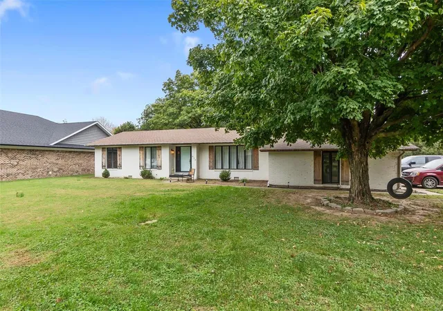 Photo 3 of Single Family Residence at 420 Medler St, Bernie, MO 63822 | MLS# MIS24065465 | | Sold on 2025-01-27