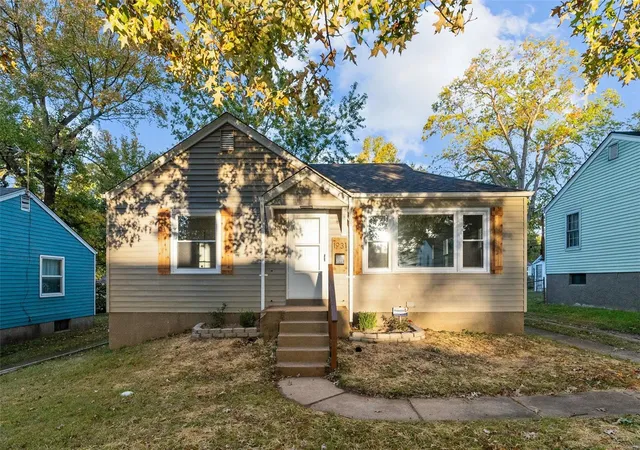 Single Family Residence at 1931 Bainbridge Dr, Saint Louis, MO 63133 | MLS# MIS24065725 | | Sold on 2025-01-30