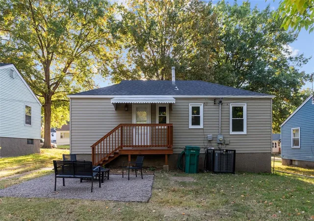 Photo 2 of Single Family Residence at 1931 Bainbridge Dr, Saint Louis, MO 63133 | MLS# MIS24065725 | | Sold on 2025-01-30