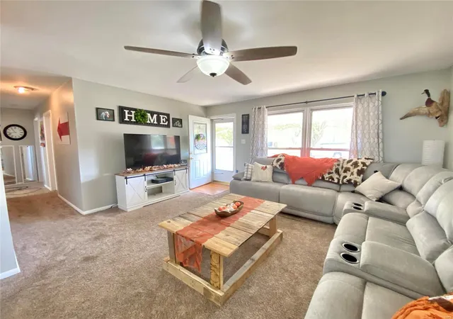 Photo 2 of Single Family Residence at 833 Locust St, Montgomery City, MO 63361 | MLS# MIS24065912 | | Sold on 2025-01-09