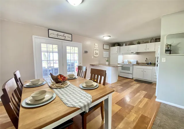 Photo 3 of Single Family Residence at 833 Locust St, Montgomery City, MO 63361 | MLS# MIS24065912 | | Sold on 2025-01-09
