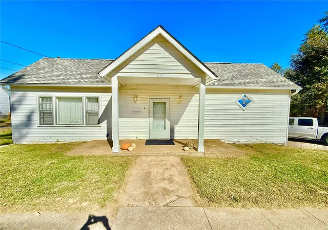Photo 3 of Single Family Residence at 206 West Marvin, Fredericktown, MO 63645 | MLS# MIS24066111 |  | Sold on 2025-03-28
