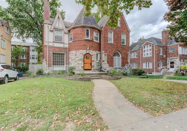 Multi Family at 7552 Buckingham Dr, Saint Louis, MO 63105 | MLS# MIS24066245 | | Sold on 2025-02-10