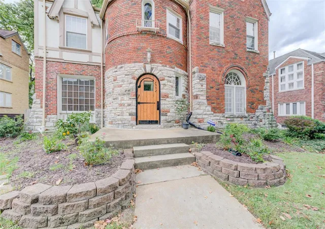 Photo 2 of Multi Family at 7552 Buckingham Dr, Saint Louis, MO 63105 | MLS# MIS24066245 | | Sold on 2025-02-10