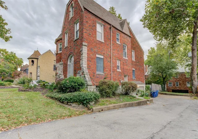 Photo 3 of Multi Family at 7552 Buckingham Dr, Saint Louis, MO 63105 | MLS# MIS24066245 | | Sold on 2025-02-10