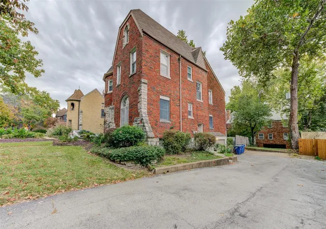 Photo 4 of Multi Family at 7552 Buckingham Dr, Saint Louis, MO 63105 | MLS# MIS24066245 | | Sold on 2025-02-10