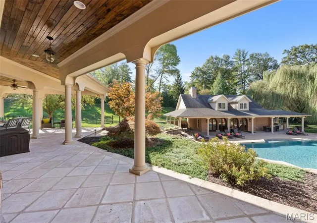 Photo 4 of Single Family Residence at 1 Claychester Dr, Saint Louis, MO 63131 | MLS# MIS24066390 | | Sold on 2025-09-10