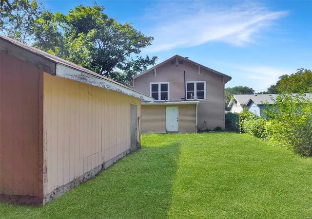 Photo 3 of Single Family Residence at 2528 N Pierce Ave, Springfield, MO 65803 | MLS# MIS24066516 | | Sold on 2025-02-07