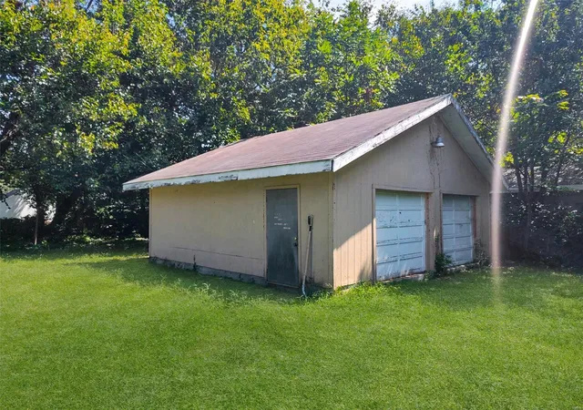 Photo 4 of Single Family Residence at 2528 N Pierce Ave, Springfield, MO 65803 | MLS# MIS24066516 | | Sold on 2025-02-07