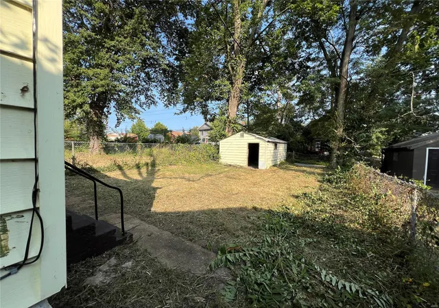 Photo 3 of Single Family Residence at 3928 Oakwood Ave, Saint Louis, MO 63121 | MLS# MIS24066603 | | Sold on 2025-01-17