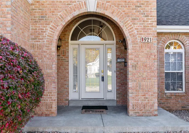 Photo 3 of Single Family Residence at 921 Locksley Manor Dr, Lake Saint Louis, MO 63367 | MLS# MIS24067022 | | Sold on 2025-01-02