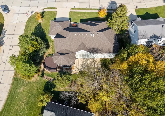 Photo 4 of Single Family Residence at 921 Locksley Manor Dr, Lake Saint Louis, MO 63367 | MLS# MIS24067022 | | Sold on 2025-01-02