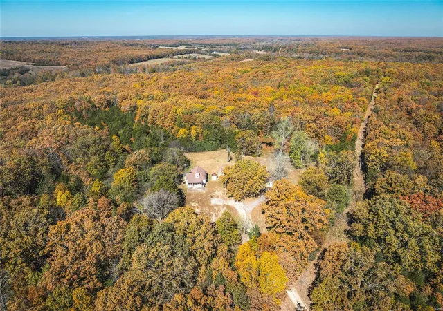 Photo 4 of Farm at 18017 County Road 1210, Saint James, MO 65559 | MLS# MIS24067071 | | Sold on 2025-01-24
