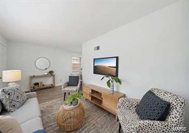 Photo 4 of Single Family Residence at 2018 Chippewa St, Saint Louis, MO 63118 | MLS# MIS24067913 | | Sold on 2025-01-28