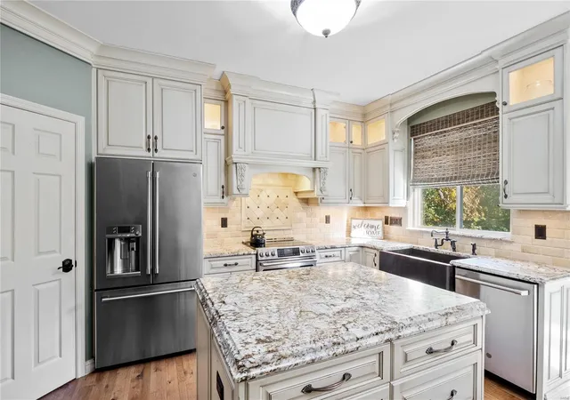 Photo 4 of Single Family Residence at 7339 Tournament Dr, Saint Louis, MO 63129 | MLS# MIS24068210 | | Sold on 2024-12-19