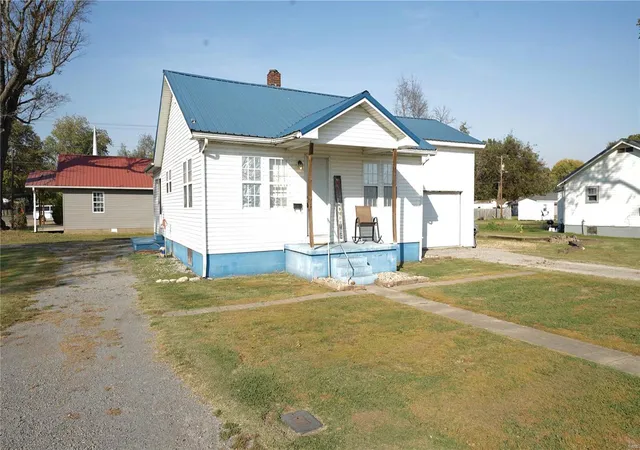 Photo 1 of Single Family Residence at 1303 Olive St, Dexter, MO 63841 | MLS# MIS24068298 |  | Sold on 2025-01-31
