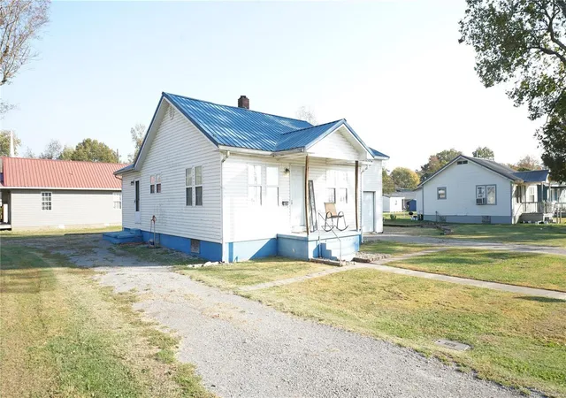 Photo 3 of Single Family Residence at 1303 Olive St, Dexter, MO 63841 | MLS# MIS24068298 |  | Sold on 2025-01-31