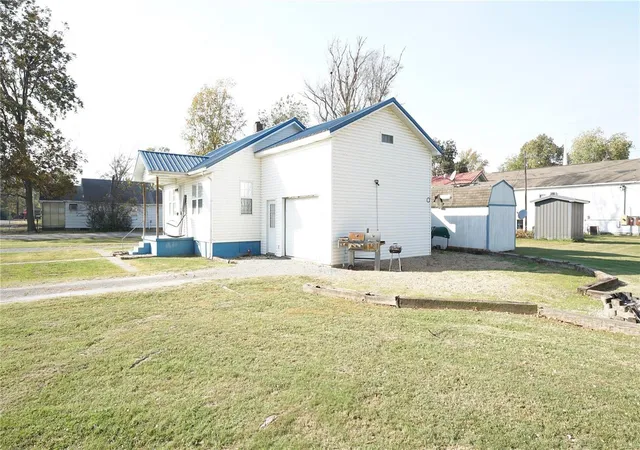Photo 4 of Single Family Residence at 1303 Olive St, Dexter, MO 63841 | MLS# MIS24068298 |  | Sold on 2025-01-31