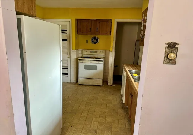 Photo 4 of Single Family Residence at 8751 Townhill Dr, Saint Louis, MO 63126 | MLS# MIS24068436 | | Sold on 2025-05-29