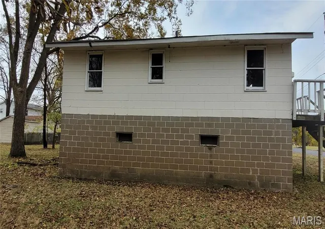 Photo 3 of Single Family Residence at 30 Dardenne Dr, Saint Charles, MO 63301 | MLS# MIS24068458 | | Sold on 2025-05-28