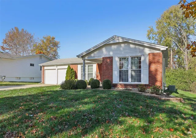 Photo 3 of Single Family Residence at 11827 Gold Leaf Dr, Saint Louis, MO 63146 | MLS# MIS24068470 | | Sold on 2025-02-06