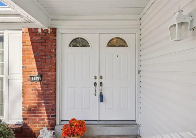 Photo 4 of Single Family Residence at 11827 Gold Leaf Dr, Saint Louis, MO 63146 | MLS# MIS24068470 | | Sold on 2025-02-06