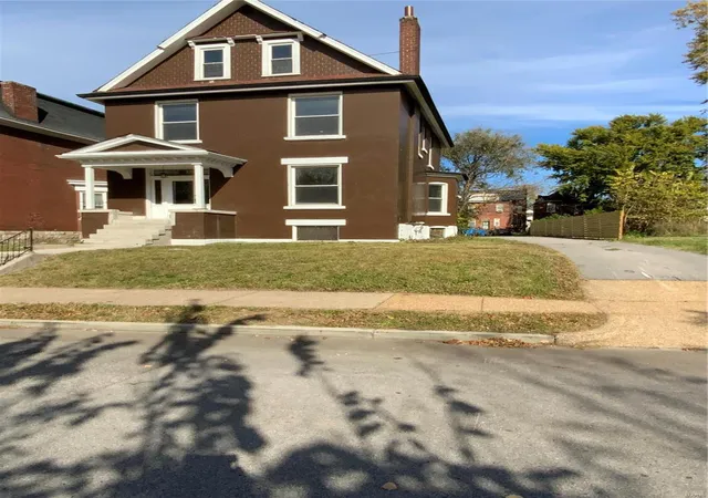 Single Family Residence at 37 Lewis Pl, Saint Louis, MO 63113 | MLS# MIS24068721 | | Sold on 2025-01-28