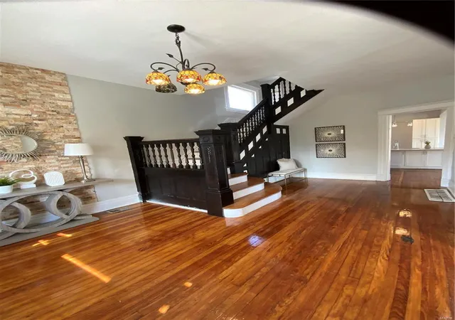Photo 3 of Single Family Residence at 37 Lewis Pl, Saint Louis, MO 63113 | MLS# MIS24068721 | | Sold on 2025-01-28