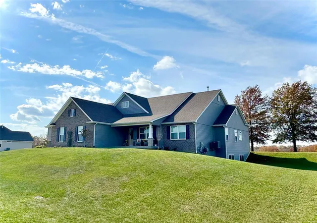 Photo 2 of Single Family Residence at 115 Redhead Dr, Old Monroe, MO 63369 | MLS# MIS24068787 | | Sold on 2025-01-31